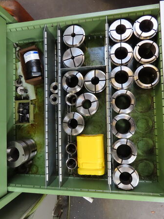 Skuffeskab med indhold