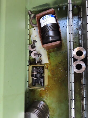 Skuffeskab med indhold