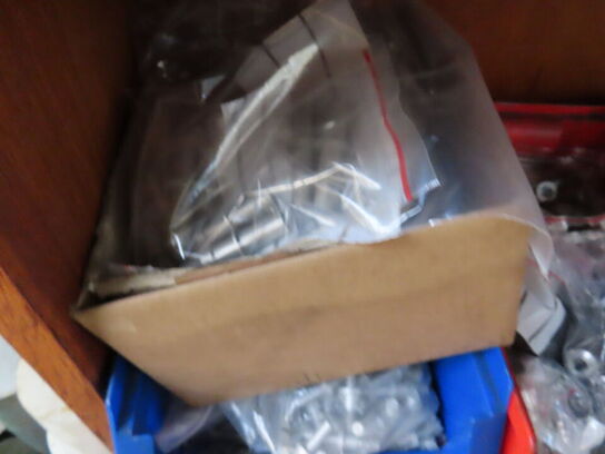 Reol med stangstål samt forarbejdet emner