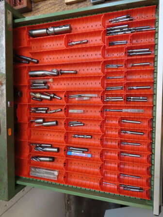 Skuffeskab med indhold