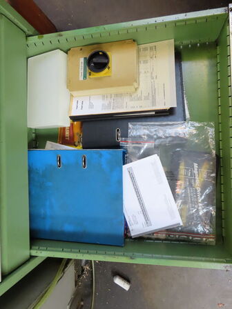 Skuffeskab med indhold