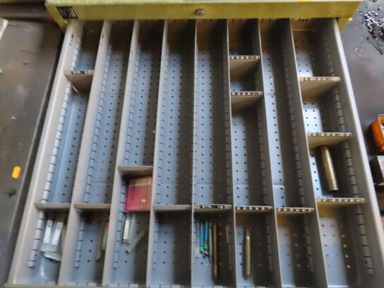 Skuffeskab med indhold