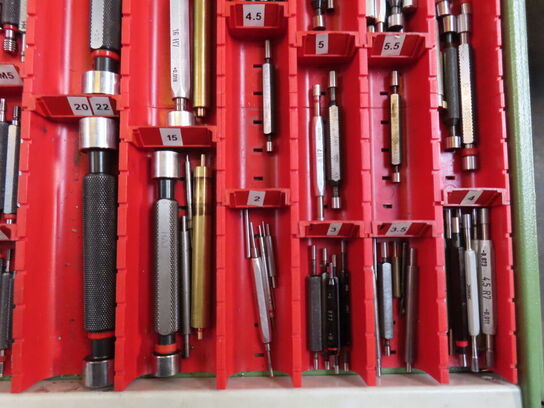 Skuffeskab med indhold