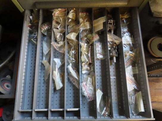 Skuffeskab med indhold