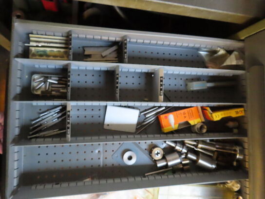 Skuffeskab med indhold