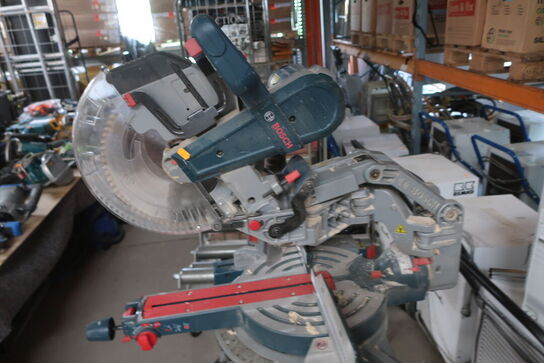 Kap/geringsav BOSCH Prof. GCM 12 GDL på arbejdsbord