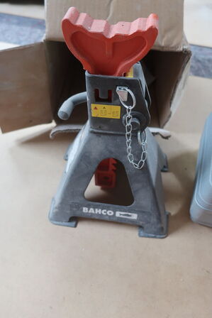 2 stk. donkrafte og arbejdsbuk