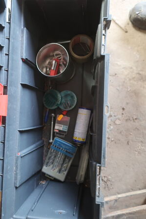 Reol med indhold af værktøj/byggematrialer