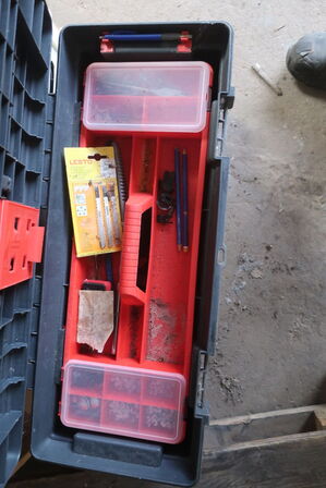 Reol med indhold af værktøj/byggematrialer