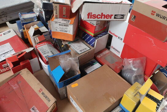 Div. søm, skruer, beslag m.v. (se billeder)