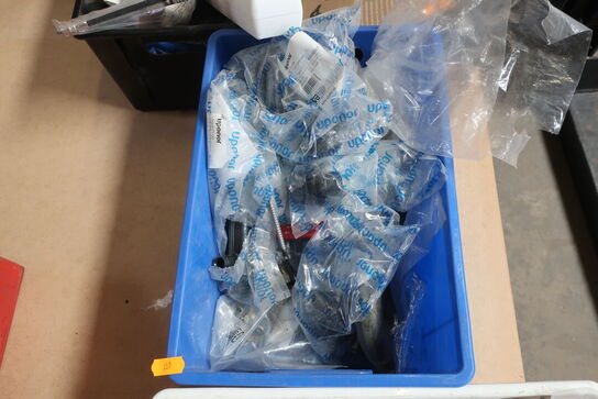 Div. søm, skruer, fugemasse m.v. (se billeder)