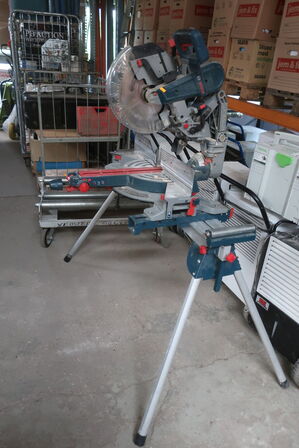 Kap/geringsav BOSCH Prof. GCM 12 GDL på arbejdsbord