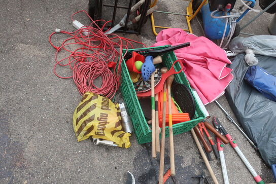 Kompresser, kværn, sækkevogn, haveredskaber m.m.