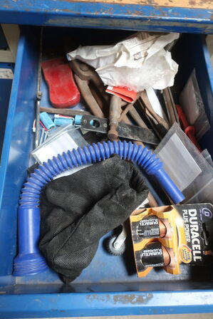 Arbejdsbord BLIKA inkl. indhold