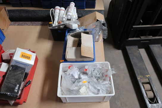 Div. søm, skruer, fugemasse m.v. (se billeder)