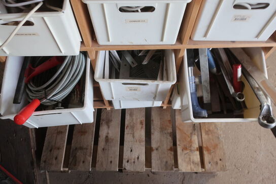 Reol med indhold af værktøj/byggematrialer