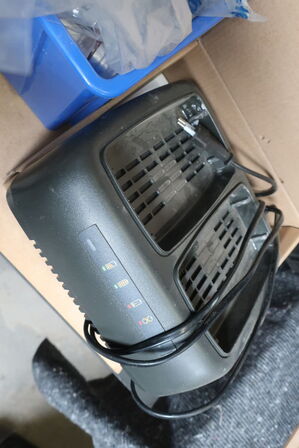 Div. søm, skruer, fugemasse m.v. (se billeder)