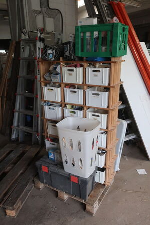 Reol med indhold af værktøj/byggematrialer