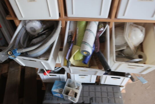 Reol med indhold af værktøj/byggematrialer