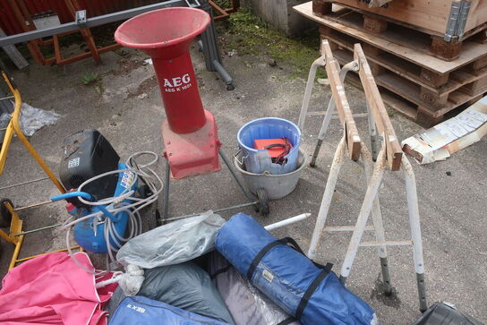 Kompresser, kværn, sækkevogn, haveredskaber m.m.