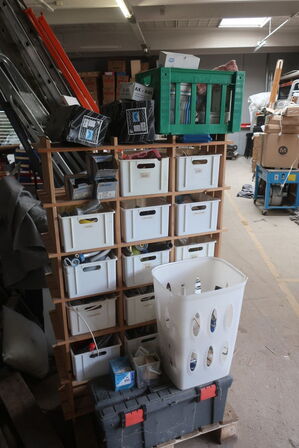 Reol med indhold af værktøj/byggematrialer