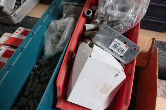 Div. søm, skruer, beslag m.v. (se billeder)