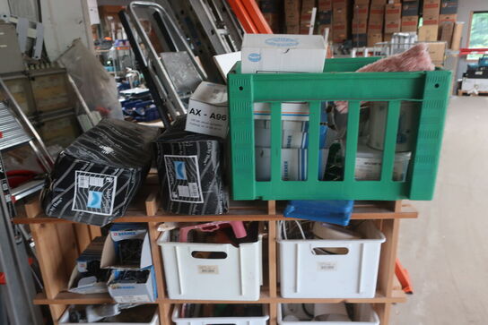 Reol med indhold af værktøj/byggematrialer