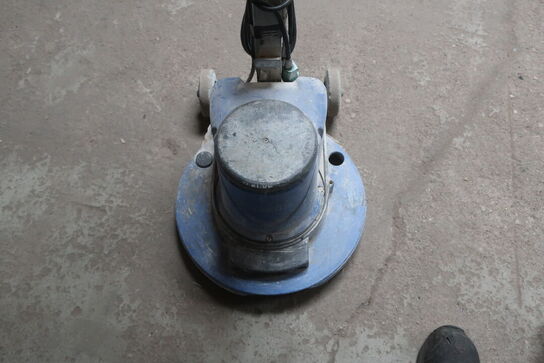 Gulvplejemaskine NUMATIC inkl. rondeller