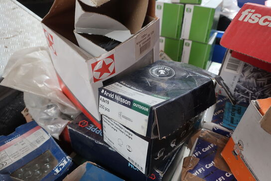 Div. søm, skruer, beslag m.v. (se billeder)