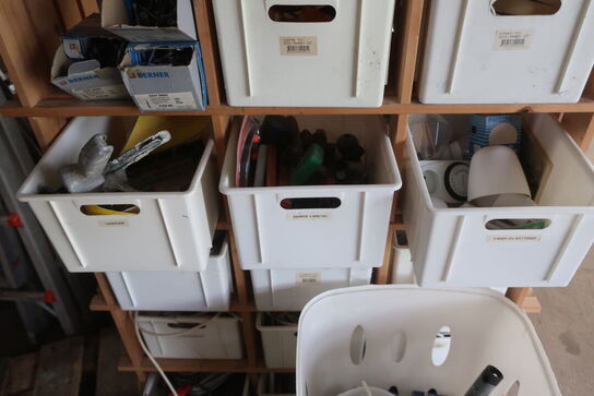 Reol med indhold af værktøj/byggematrialer