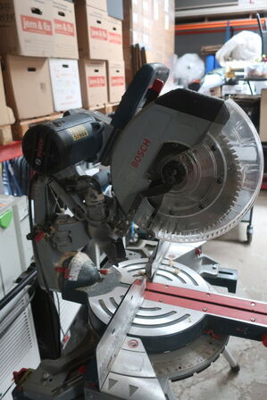 Kap/geringsav BOSCH Prof. GCM 12 GDL på arbejdsbord