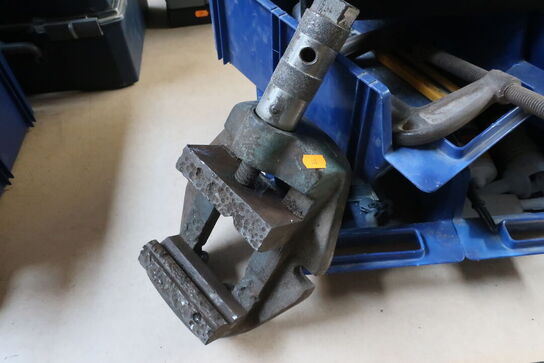 Div. skruetvinger, søm m.v. (se billeder)