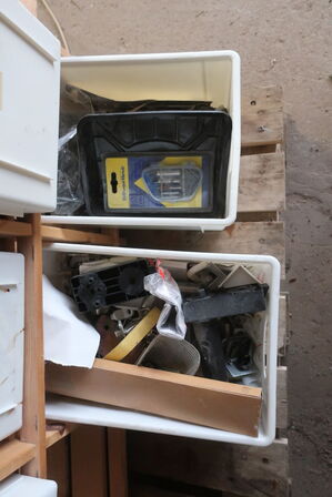 Reol med indhold af værktøj/byggematrialer