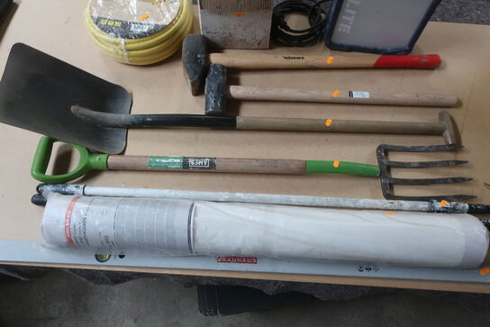 Div. haveredskaber, fugemasse & arbejdslampe