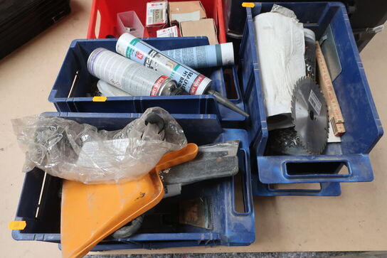 Div. søm, skruer, fugemasse m.v. (se billeder)