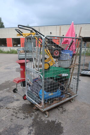 Kompresser, kværn, sækkevogn, haveredskaber m.m.