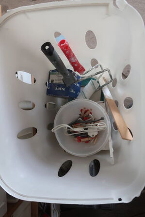 Reol med indhold af værktøj/byggematrialer