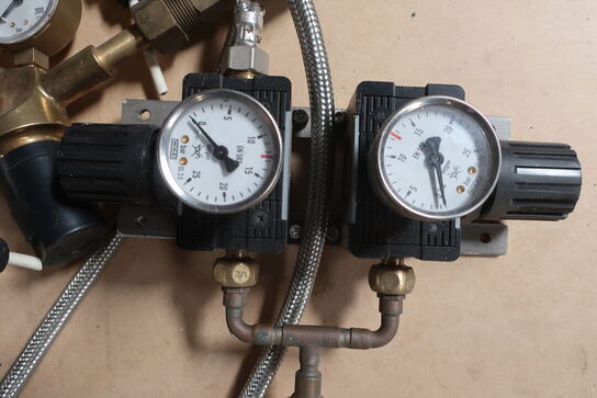Trykflaske m. manometre/regulatorer