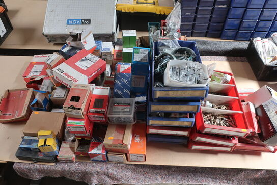 Div. søm, skruer, beslag m.v. (se billeder)