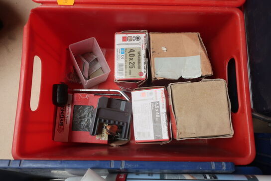 Div. søm, skruer, fugemasse m.v. (se billeder)