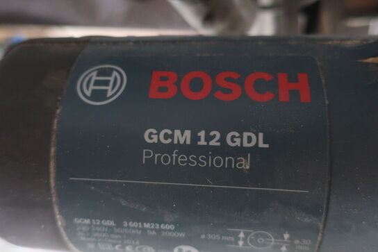 Kap/geringsav BOSCH Prof. GCM 12 GDL på arbejdsbord