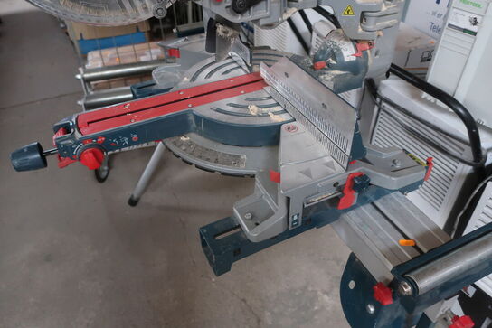 Kap/geringsav BOSCH Prof. GCM 12 GDL på arbejdsbord