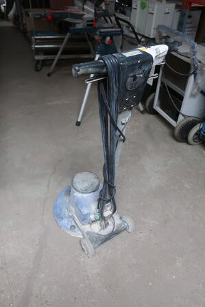 Gulvplejemaskine NUMATIC inkl. rondeller