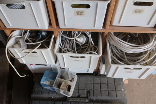 Reol med indhold af værktøj/byggematrialer