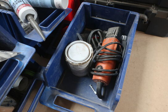 Div. søm, skruer, fugemasse m.v. (se billeder)