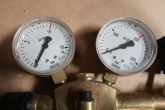 Trykflaske m. manometre/regulatorer