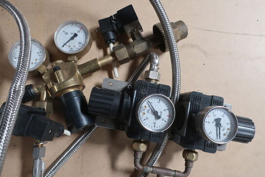 Trykflaske m. manometre/regulatorer
