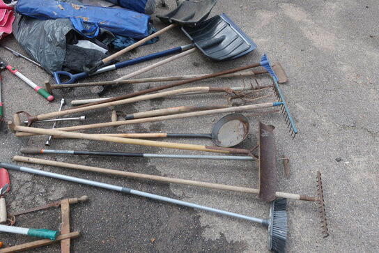 Kompresser, kværn, sækkevogn, haveredskaber m.m.