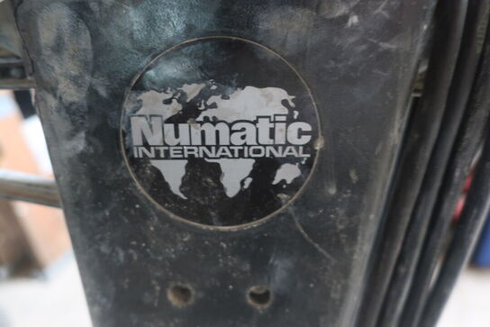 Gulvplejemaskine NUMATIC inkl. rondeller