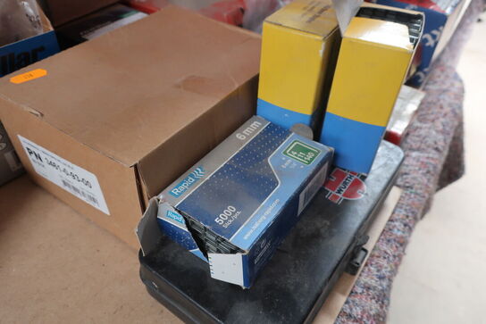 Div. søm, skruer, beslag m.v. (se billeder)